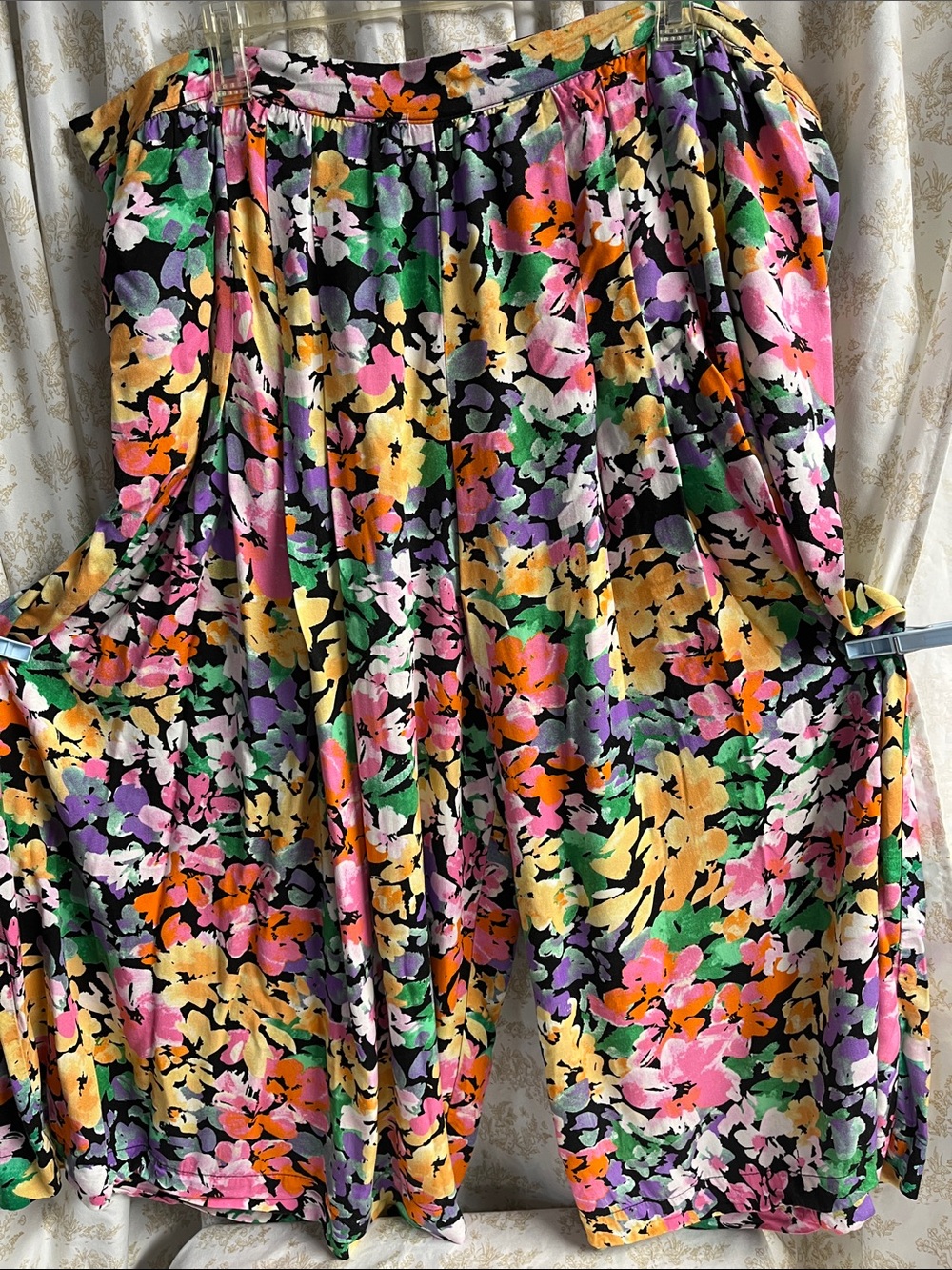 TERRA&SKY Flowing skort. Beautiful floral pattern with pockets. Pant length.